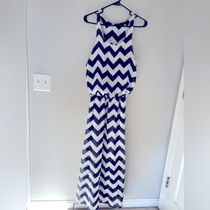 Sleeveless large dress with navy and white chevron pattern